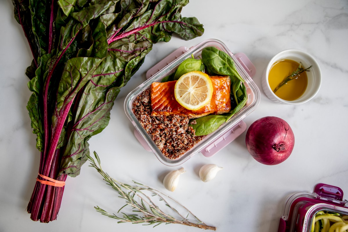Ingredient sănătos: legume colorate și fructe proaspete pe o masă din lemn